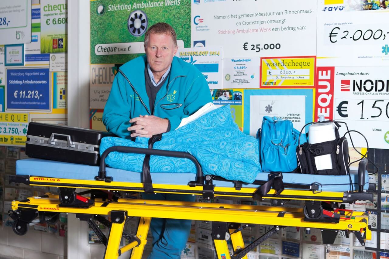 Deze man is niet zomaar een ambulance-chauffeur; kijk wat hij voor terminale patiënten doet! Wij hebben respect voor deze hulpverlener!