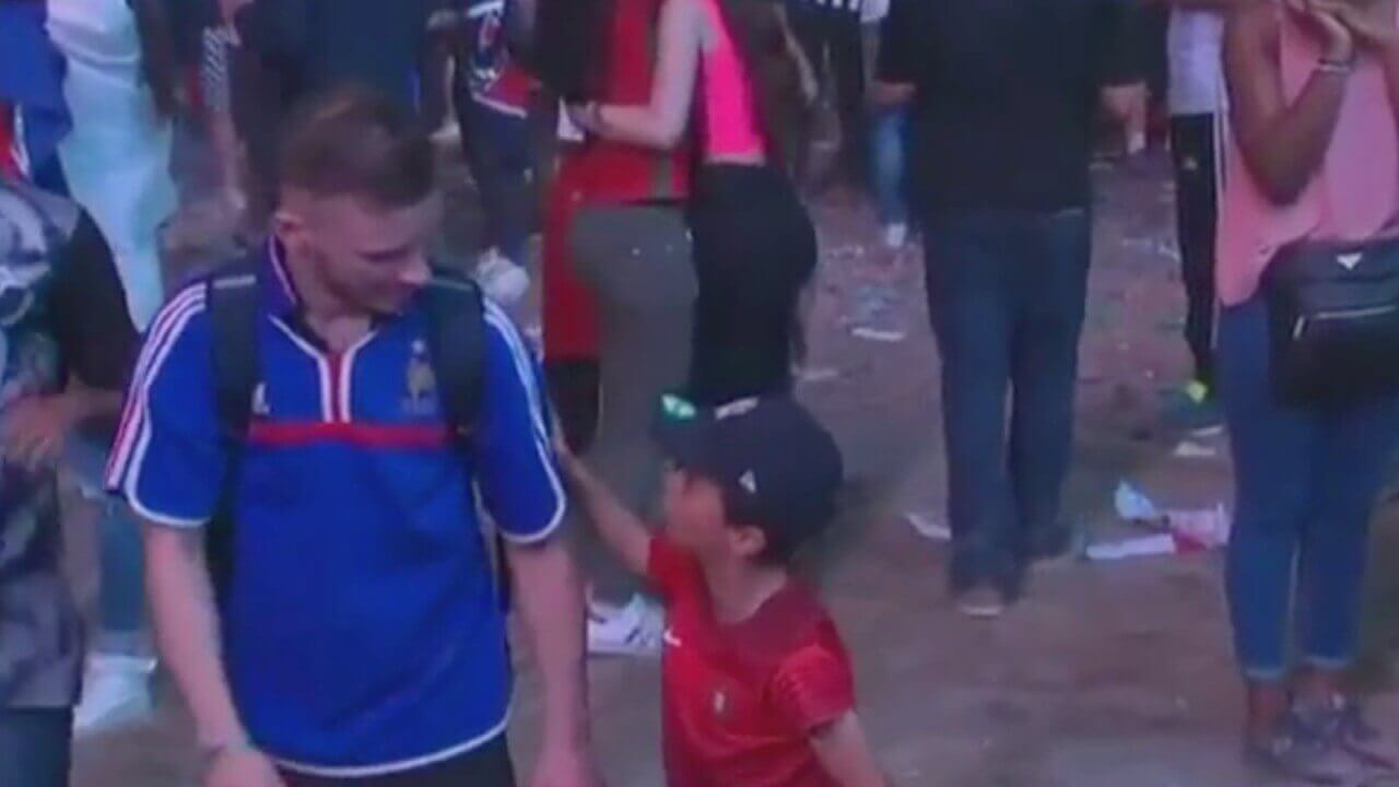 Een Franse fan barst in tranen uit totdat dit gebeurde... Waanzinnig mooi!