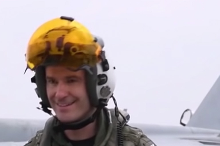 Deze F16-piloot was maanden weg van huis, hij schrikt wanneer hij zijn vrouw weer ziet