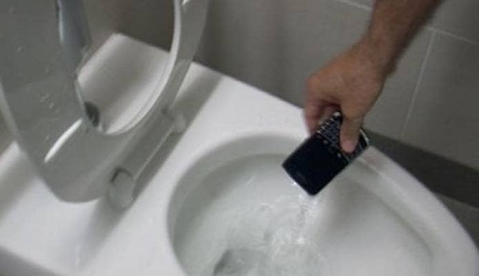 Kijk eens goed naar je eigen telefoon... Ziet er schoon uit hé? Dat dachten wij ook, maar lees snel even verder.