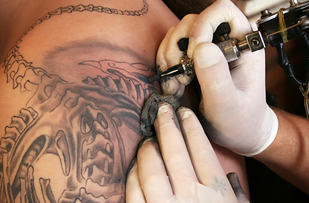 DIT is het effect van een tatoeage op je gezondheid... Wij rennen richting tattooshop!