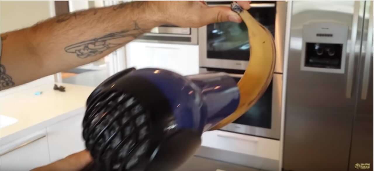 Hij doet een te bruine banaan in een zak met rijst. Het resultaat? Wij hadden dit nooit verwacht!