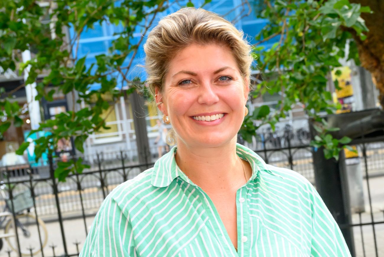Pauline Wingelaar bezoekt waarzegster in Chateau Meiland VIPS