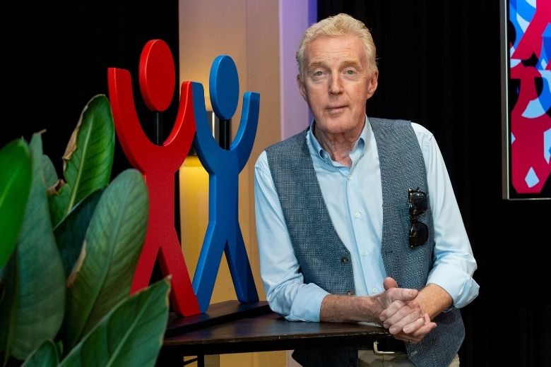 André van Duin ontvangt belangrijke prijs en grapt: 'Nog nooit van gehoord'