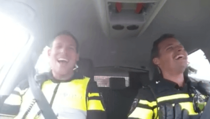 Twee agenten gaan he-le-maal los als ze dit nummer horen. Wat een prachtig duet!