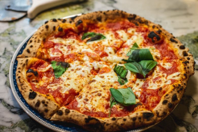 Dit is waarom eten en drinken op vakantie vaak lekkerder is