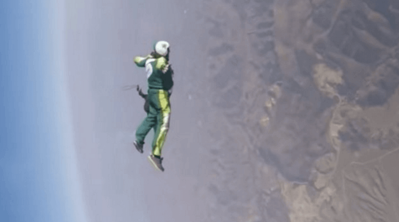 Video: Van 7,6 kilometer hoogte in dit netje springen zonder parachute! Kijk die landing eens!
