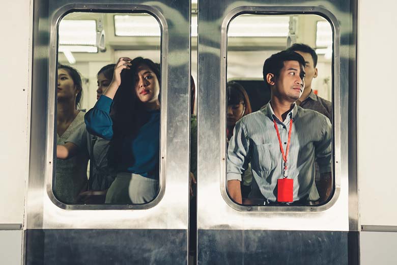 Asociale passagier wordt hard aangepakt door rest van de trein