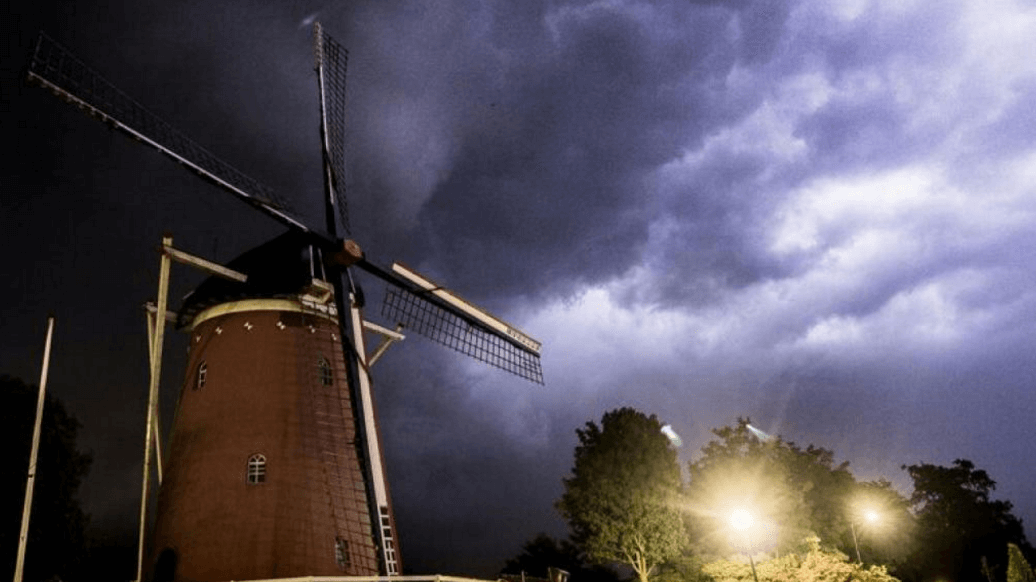 HEFTIG: extreem onweer treft grote delen van Nederland, moet je de spectaculaire foto's zien!