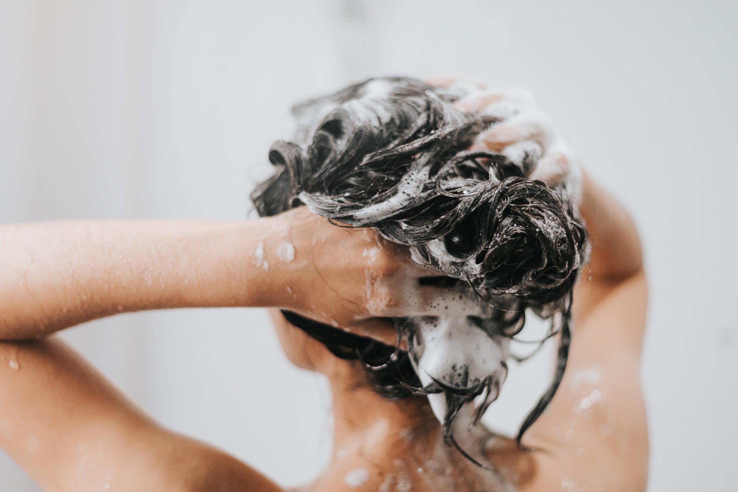 Hoe vaak moet je je haar nu echt wassen voor een gezonde, frisse look?