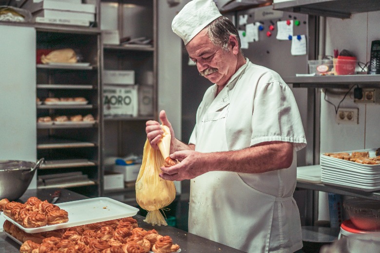 Nieuw SBS6-programma laat mensen met dementie werken in horeca