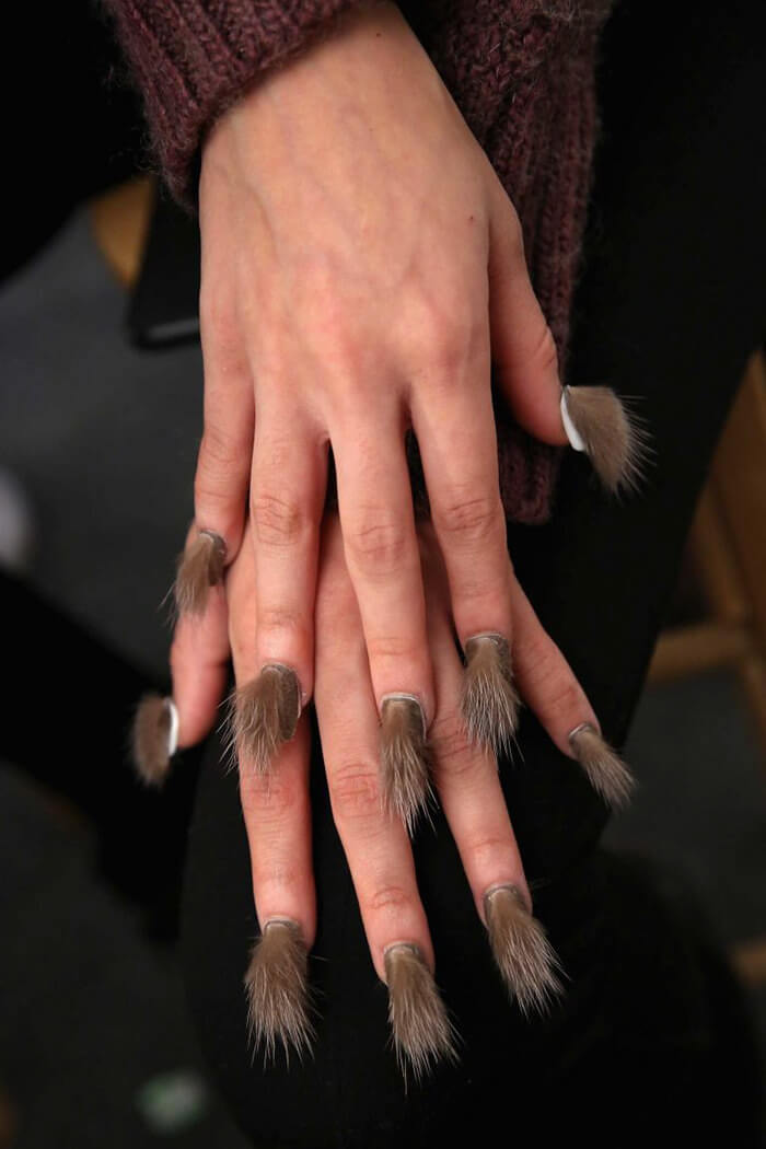 Ongelofelijk! Haren op je nagels, kijk dit! Is dit hot or not?