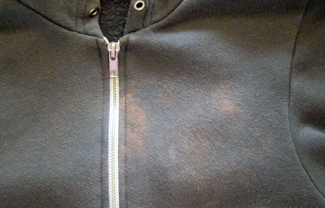 Oeps: bleek op je kleding gemorst? Geen nood, zo los je het op!