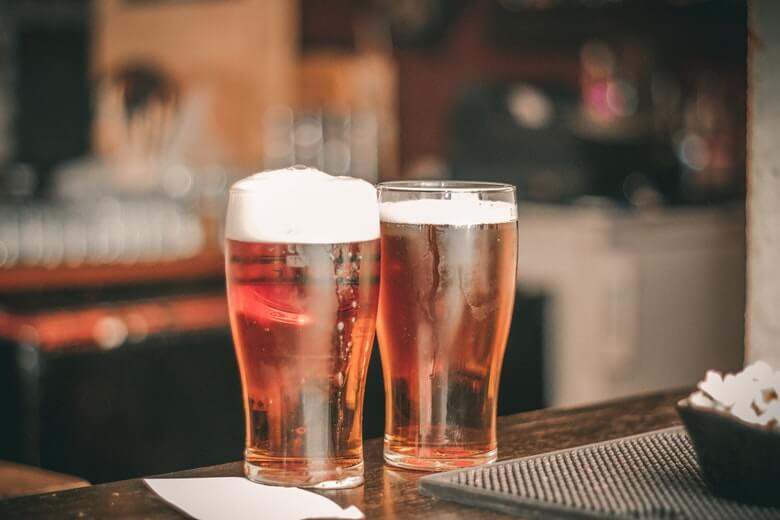 Paracetamol tegen pijn? Een biertje werkt veel beter!