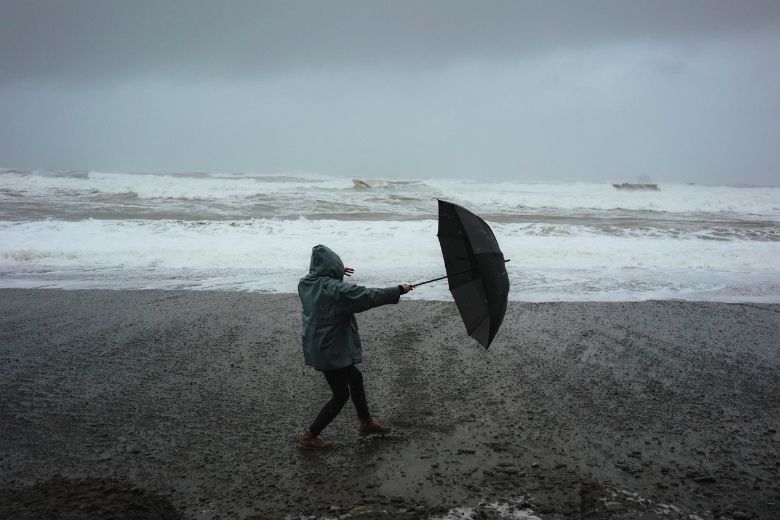 Let op: KNMI waarschuwt voor zeer zware windstoten door storm Poly