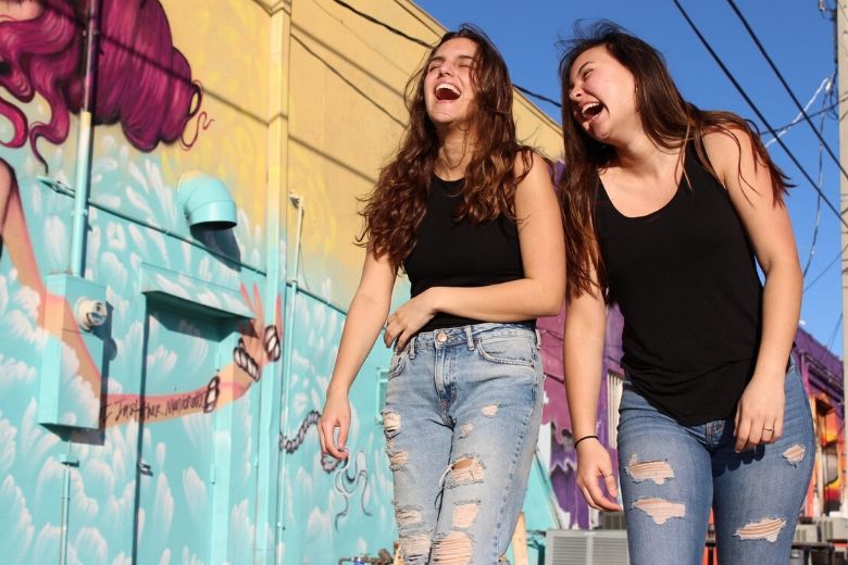 Deze 5 sterrenbeelden lachen het hardst om hun eigen grapjes
