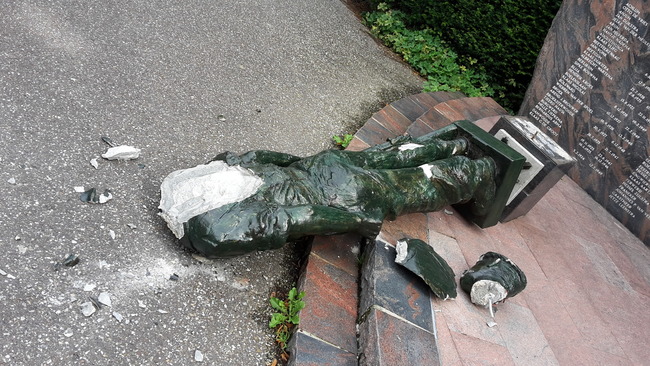 Indiëmonument in Leeuwarden volledig vernield; wie heeft iets gehoord of gezien? Delen svp!