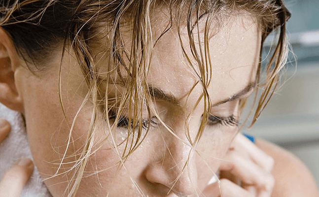 Ongelofelijk: deze vrouw transpireert geen zweet maar... bloed?!