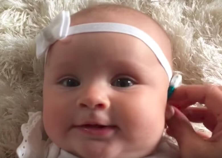 Wat ontroerend! Deze baby hoort voor eerst de stem van haar moeder!