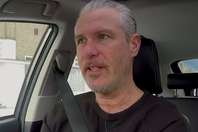 Eric Corton helpt bij een ongeluk op de A10 en is op zoek naar het slachtoffer