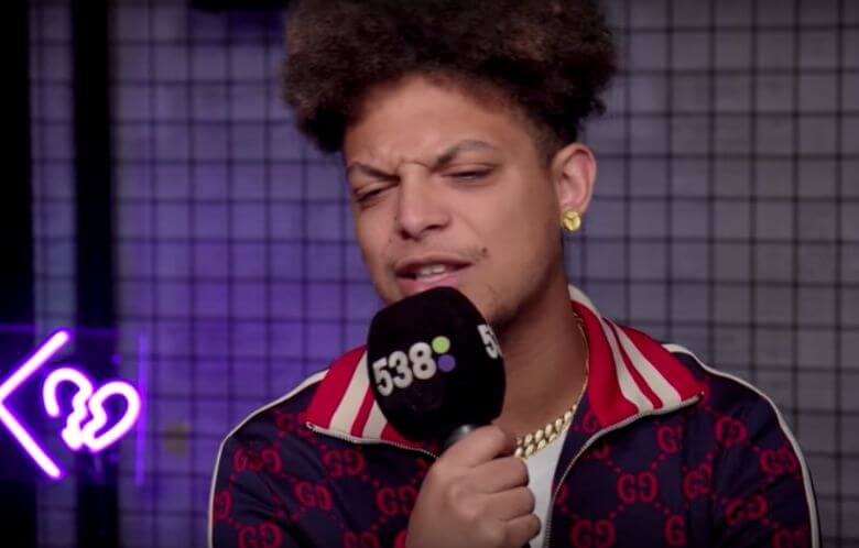 Radio 538 door het stof nadat ze een nogal 'onhandige' tweet over Ronnie Flex stuurden