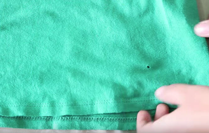 Heb jij ook altijd van die mysterieuze kleine gaatjes in je kleding? Dit is de oorzaak!