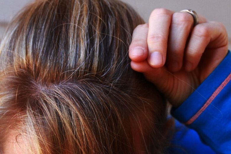 Onderzoek wijst uit: grijs haar kan veroorzaakt worden door stress