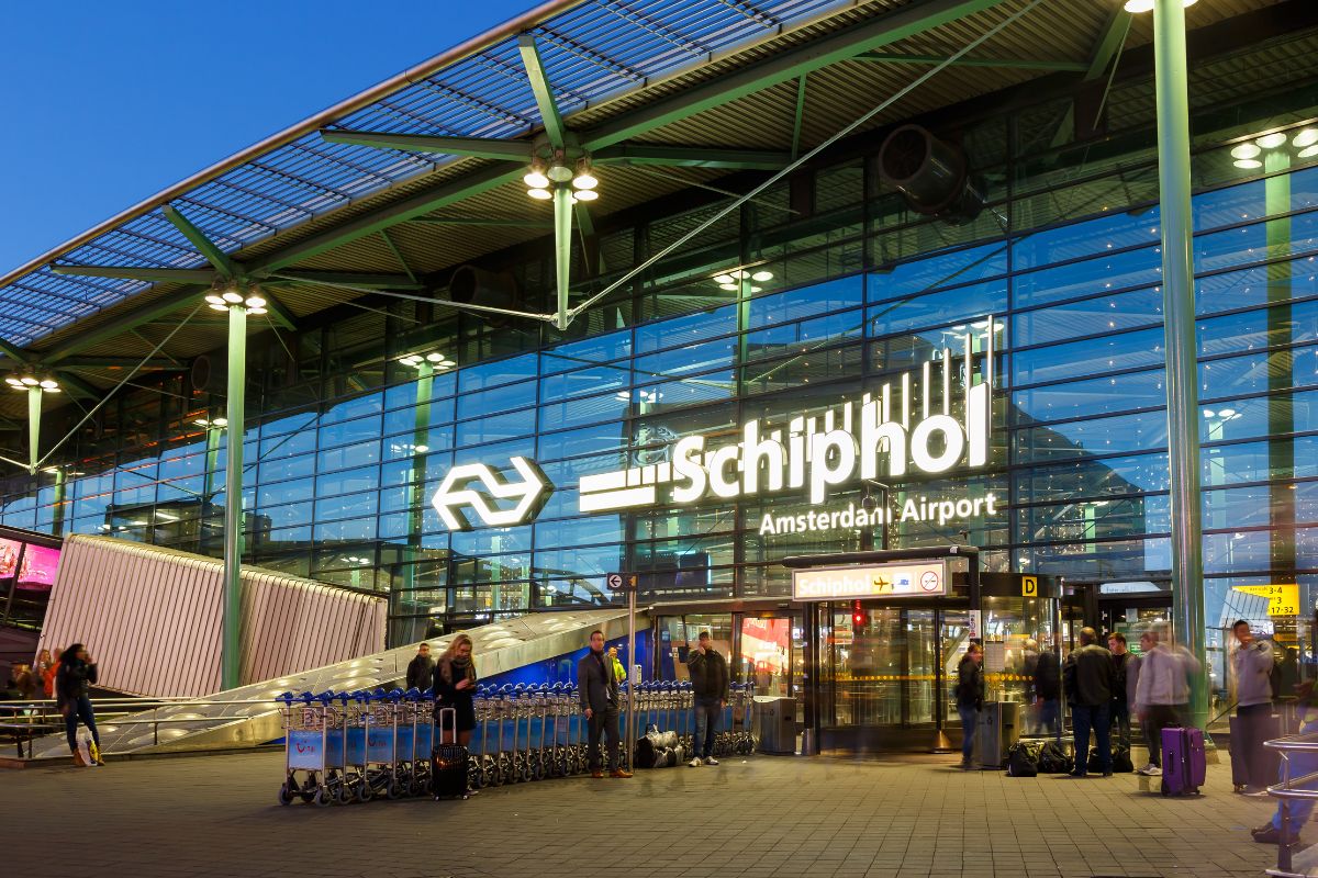 Oei: Schiphol gaat de prijzen van vliegtickets omhooggooien