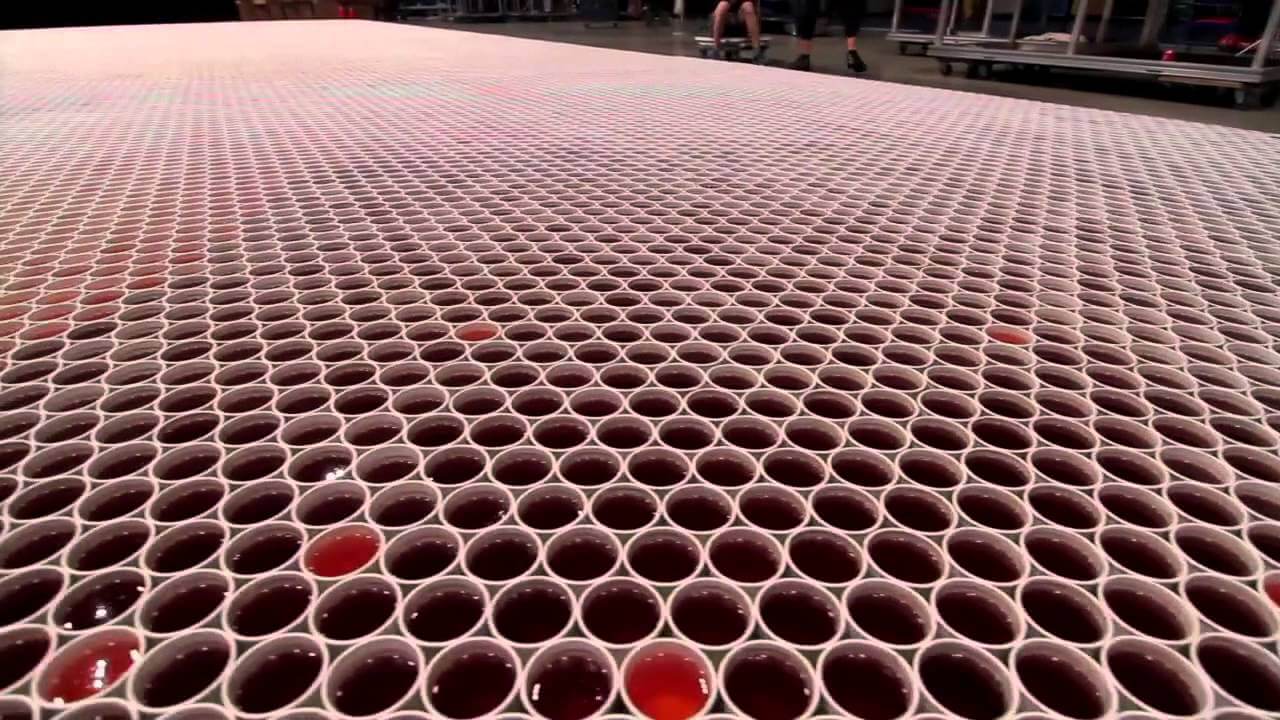 Deze kunstenaar zet 66.000 bekertjes water naast elkaar, als de camera uitzoomt snap je waarom!