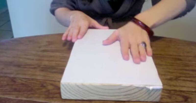 WAUW: Ze plakt een foto op een  houten plank, wat ze er toen mee deed is echt geweldig! Heel makkelijk, jij kan het ook!