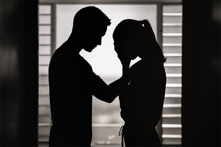 Vrouw huilde omdat haar vriend haar moeder nooit zou ontmoeten, toen deed ze deze ontdekking