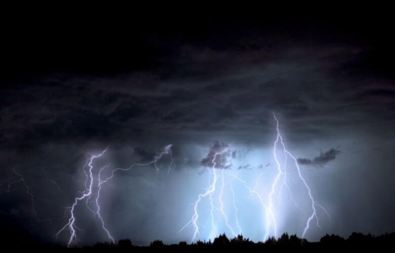 Onweer in de lucht? Dit is wat je absoluut niet én wat je juist wel moet doen