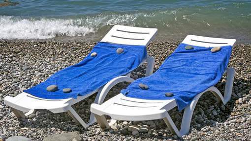 Strandbed reserveren? Pas op dat je niet op de bon geslingerd wordt! Terecht?