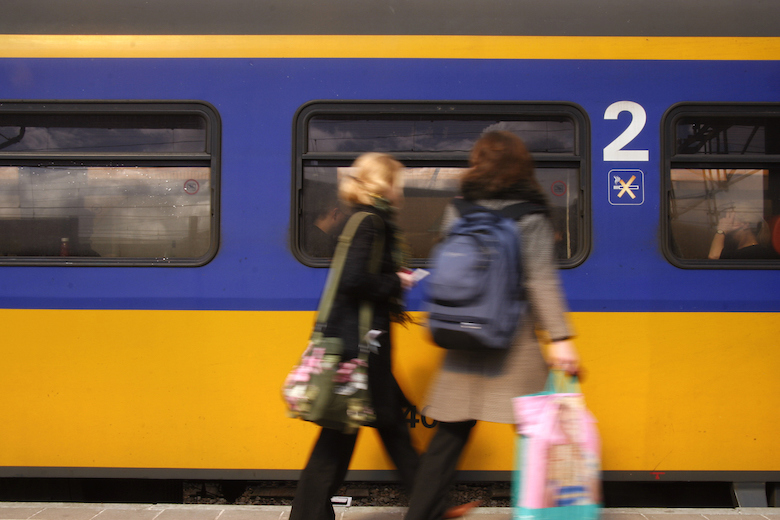 NS kampt met grote storing: tot zeker 17.00 geen treinen
