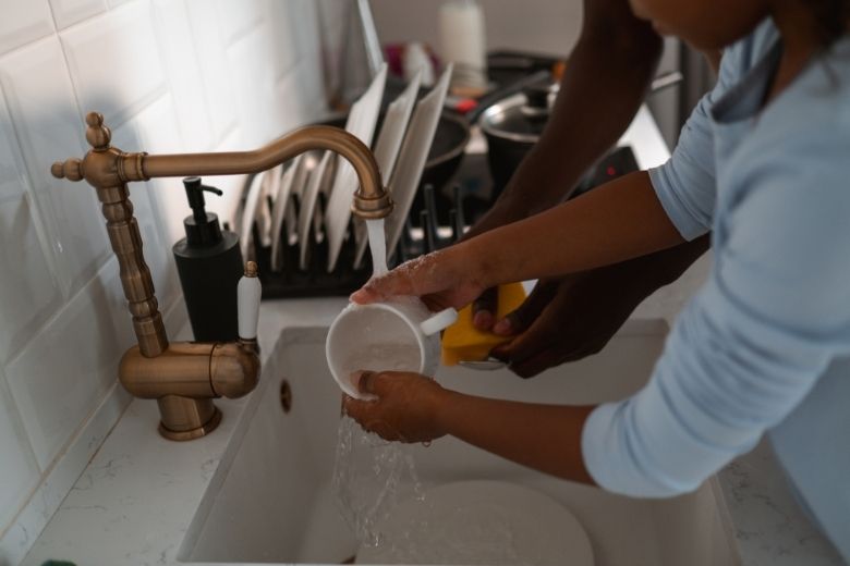 Schuim tijdens het afwassen: zorgt dat voor een schonere vaat?