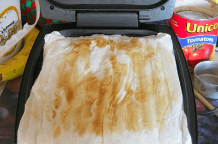 Heb jij een tosti-apparaat? Probeer dan eens deze super handige schoonmaaktruc