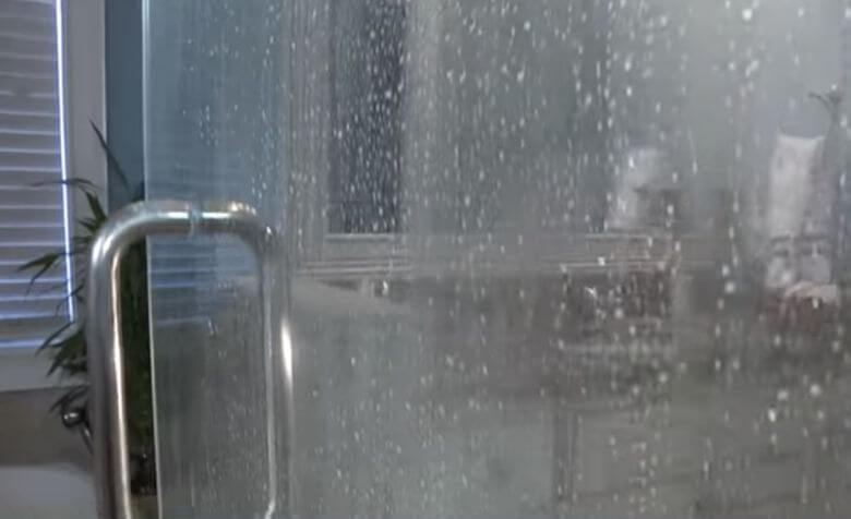 Glazen deuren in je badkamer? Met deze tip zorg je dat kalkaanslag wegblijft!