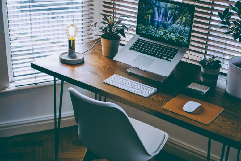 Dit gebeurt er met je lichaam als je de hele dag aan een bureau zit