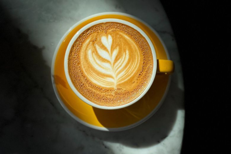 Welke melk voor in je koffie is het meest caloriearm?