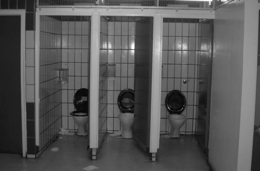 Welk toilet is het schoonst: dichtbij de toegangsdeur of juist niet? Wat denk jij?