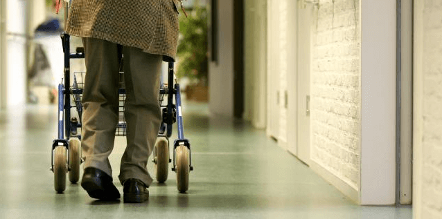 DIT gaat er allemaal mis in Nederlandse verzorgingstehuizen: "mijn oma lag in haar eigen ontlasting"