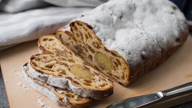 Nog op zoek naar een kerststol? Bij déze goedkope supermarkt haal je de lekkerste!