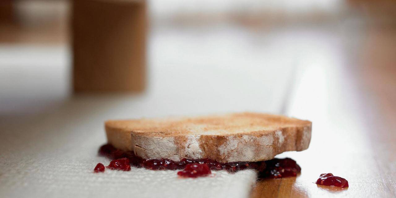 ,,Eten dat op de grond valt is binnen 5 seconden vies!" DIT is de waarheid achter de vijfsecondenregel!
