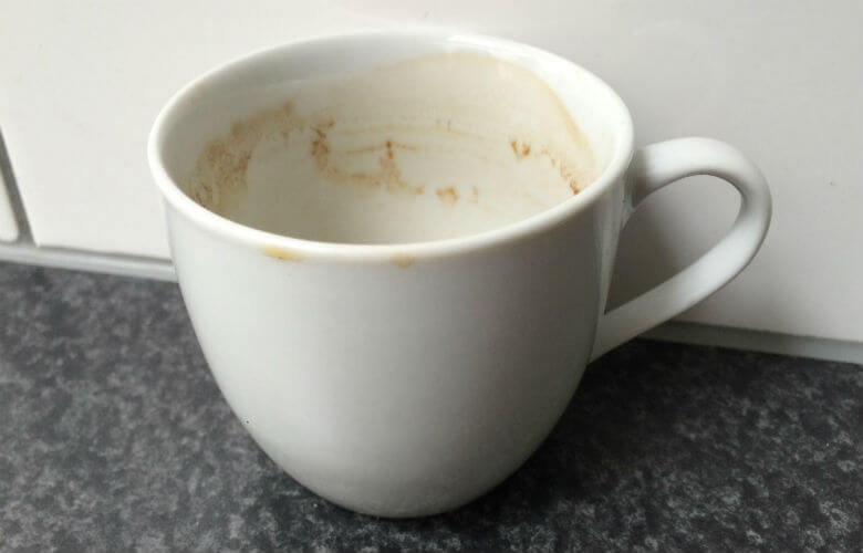 Met dit trucje verwijder je heel makkelijk koffievlekken uit een mok