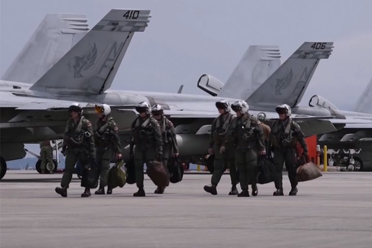 Deze F16-piloot was maanden weg van huis, hij schrikt wanneer hij zijn vrouw weer ziet