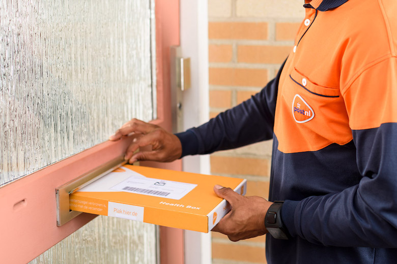Meer gemeentes zetten postbezorgers in om eenzaamheid te signaleren