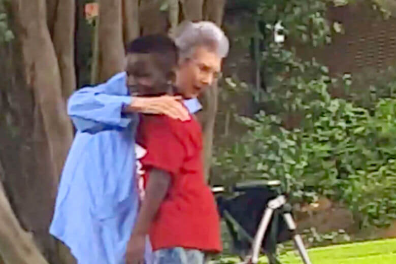 Amerikaanse Maurice Adams Jr. (8) helpt oude dame en wordt plotsklaps beroemd
