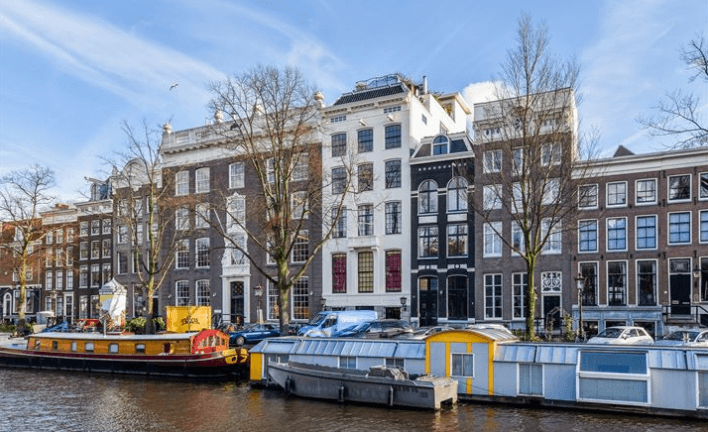 Nu te koop: een mega penthouse in hartje Amsterdam met een héél bijzonder interieur