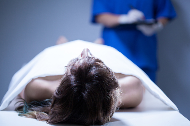 Vrouw in Amerika wordt happend naar adem wakker in lijkzak
