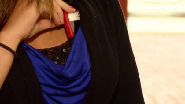 Heb jij je telefoon regelmatig in je broekzak of BH? Pas op, het kan gevaarlijk zijn! Deel mee!